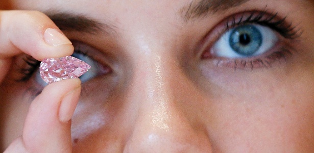 Modelo segura diamante rosa de 8.41 quilates durante apresentação na Sothby"s - Stefan Wermuth/Reuters