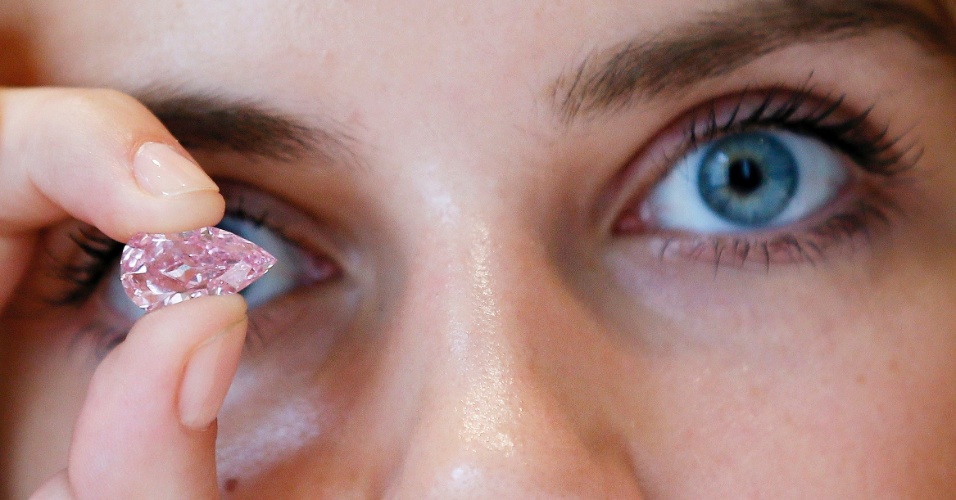 29.set.2014 - Modelo segura diamante rosa de 8.41 quilates durante apresentação na Casa de Leilões Sothby's,em Londres, na Inglaterra. O diamante será vendido em Hong Kong e poderá atingir o valor de 15,5 milhões de dólares