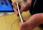 Jovens entram em Apple Store para provar que iPhone 6 pode ser entortado - Reprodução/YouTube