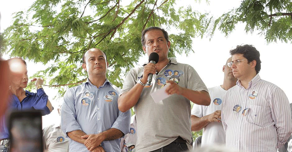 4.set.2014 - O candidato ao Senado pelo Estado do Tocantins Eduardo Gomes (SD), ao centro, faz campanha ao lado do candidato ao governo estadual Sandoval Cardoso (SD), à esquerda