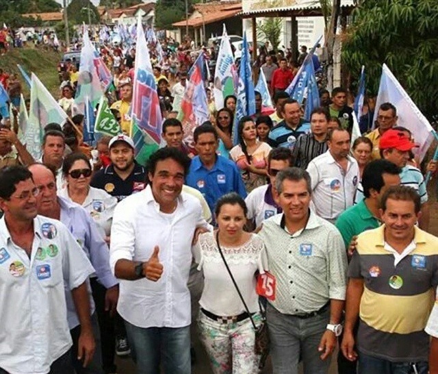 18.set.2014 - O candidato ao governo do Maranhão pelo PMDB, Lobão Filho, fez caminhada em Ribamar Fiquene, no Maranhão 