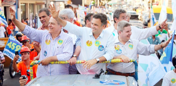 Pimenta da Veiga (à esquerda), Aécio (centro) e Anastasia fazem campanha em 2014 - Orlando Brito - 29.set.2014/Coligação Muda Brasil