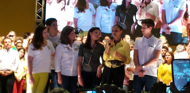 Marina Silva ao lado da filha Shalon (à esq.), de Renata Campos, viúva de Eduardo, e dos filhos do ex-governador de Pernambuco