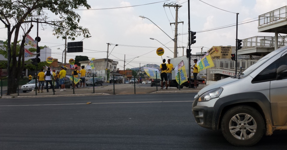 Candidato à reeleição, o deputado federal Luis Tibé (PTdoB) espalhou não só cartazes, mas dezenas de cabos eleitorais pelas ruas de Belo Horizonte