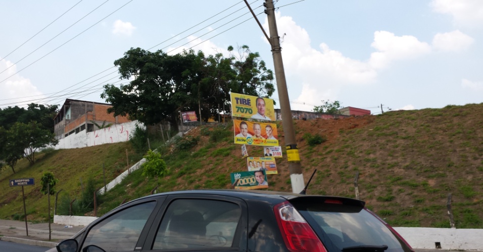 Em alguns locais, os cartazes se acumulam em forma de cascata no relevo de Belo Horizonte