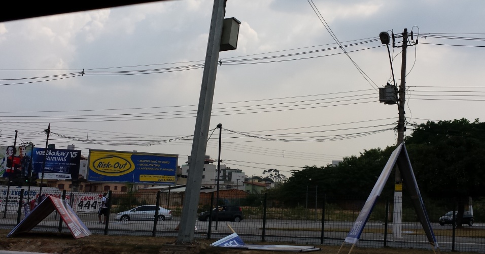 Em Belo Horizonte, onde há um canteiro ou uma ilha central entre pistas para os carros, lá estão os cavaletes