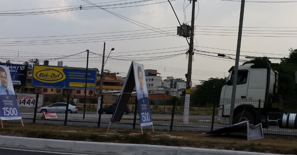 Em Belo Horizonte, onde há um canteiro ou uma ilha central entre pistas para os carros, lá estão os cavaletes