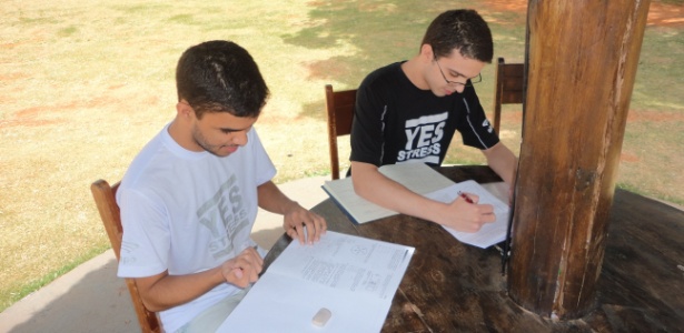 Os alunos Luis Cury e Kessi Jhones estudam 16h por dia no Colégio Olimpo, em Brasília - Arquivo pessoal - Arquivo pessoal