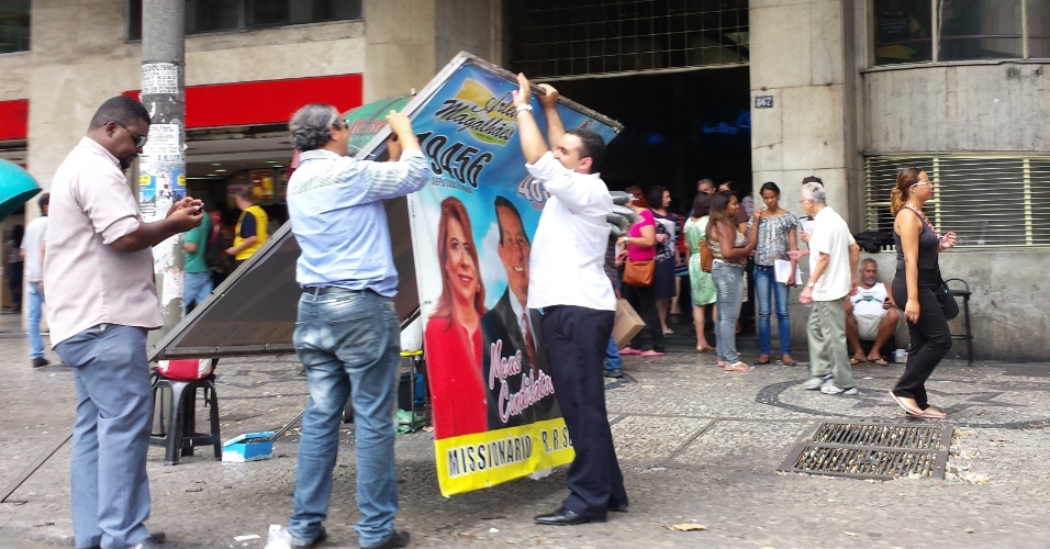 Na avenida Afonso Pena, uma das principais do centro de BH, pedestres competem com a propaganda política por espaço na calçada