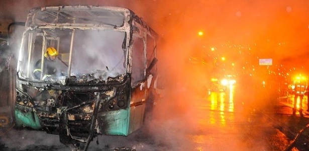 Ônibus foi incendiado por criminosos em Florianópolis - Eduardo Valente/Frame/Folhapress