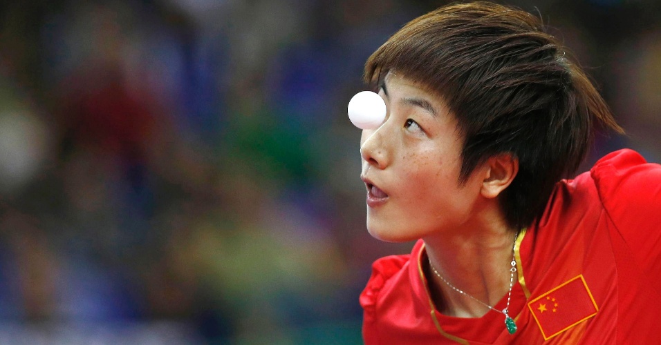 30.set.2014 - A jogadora chinesa Ding Ning saca durante a partida de tênis de mesa contra a japonesa Ai Fukuhara, na disputa pela medalha de ouro dessa modalidade nos Jogos Asiáticos, em Incheon, Coreia do Sul