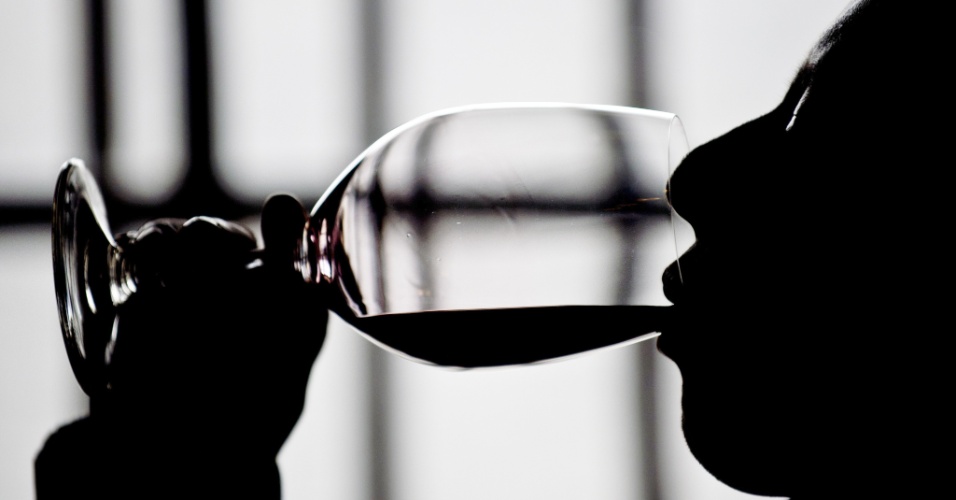 30.set.2014 - Turista experimenta vinho carmenere, durante degustação na vinícula El Carmen, no Vale Maipo, que fica a 40 quilômetros de Santiago, no Chile
