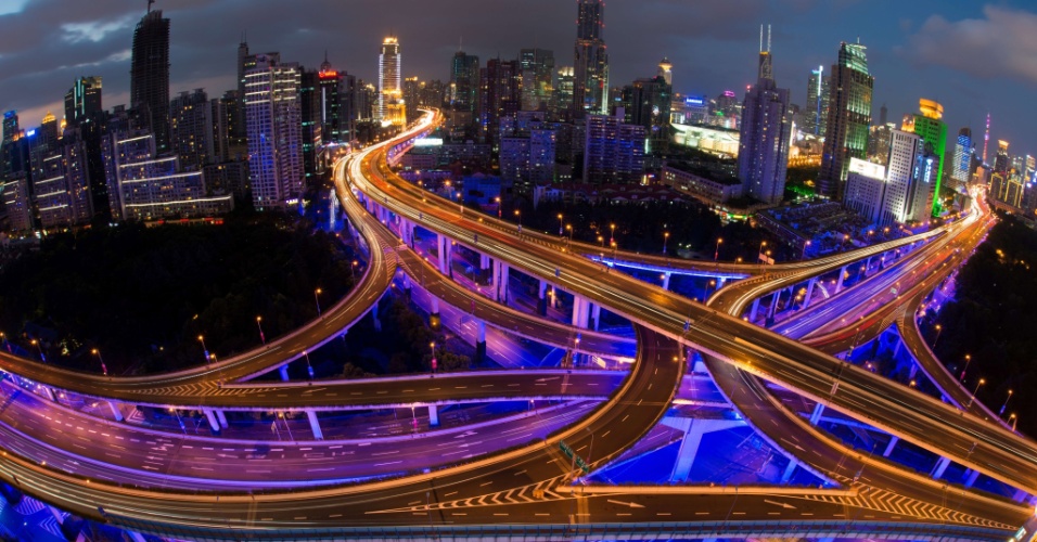 30.set.2014 - Imagem feita com longa exposição mostra rastro deixado por luzes de veículos em Xangai, na China
