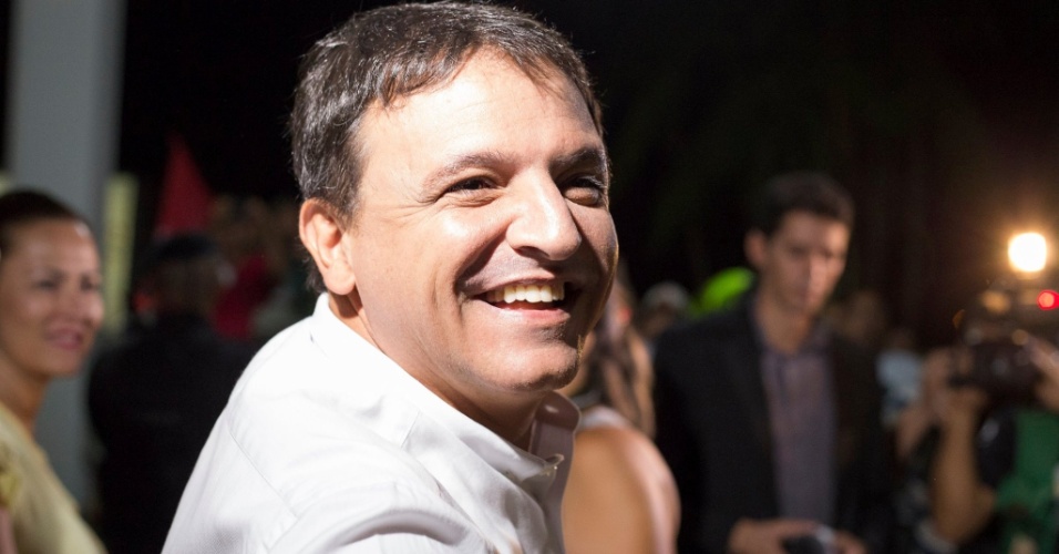 30.set.2014 - O candidato a governador do Acre Márcio Bittar (PSDB) posa para fotos antes de entrar no debate eleitoral da TV Acre, na terça-feira (30)