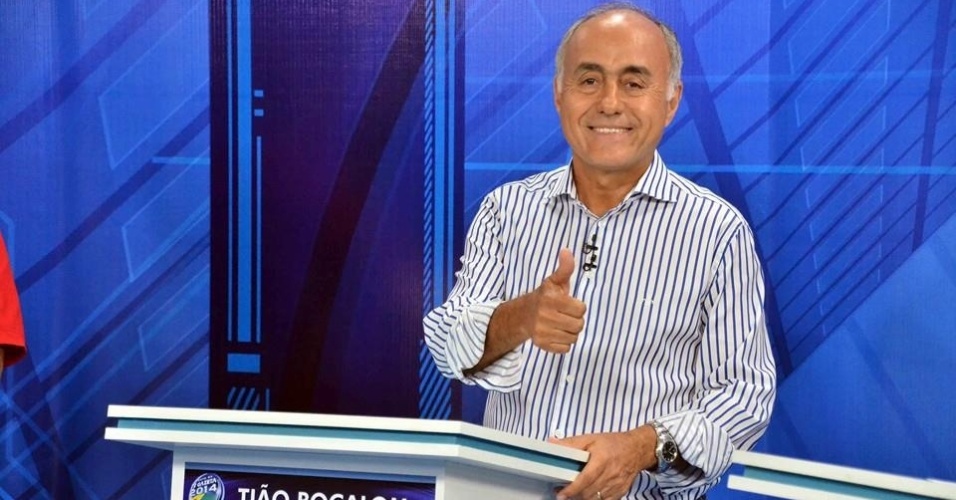 30.set.2014 - O candidato a governador do Acre Tião Bocalom (DEM) posa para foto antes do debate eleitoral na TV Gazeta, na última segunda (29)