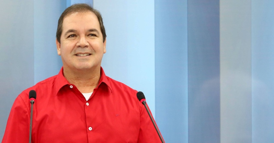 30.set.2014 - O governador do Acre e candidato à reeleição, Tião Viana (PT), posa para fotos no cenário do debate eleitoral da TV Acre, na terça-feira (30)