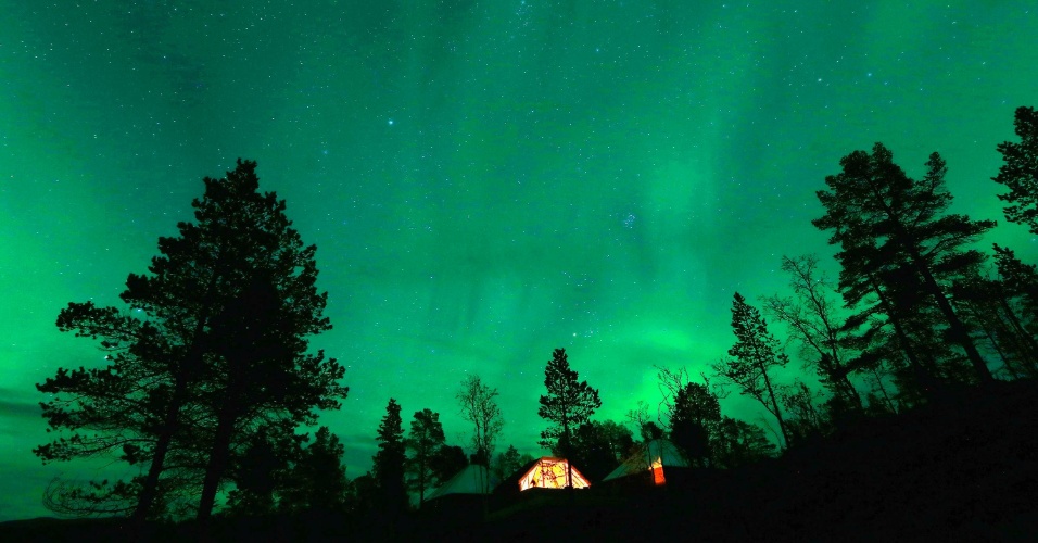 1.out.2014 - Aurora boreal vista da vila de Mestervik, na Noruega