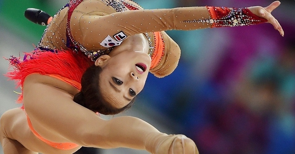 1.out.2014 - A ginasta sul-coreana Lee Nakyung realiza exercício com bastão, durante a prova de ginástica rítmica nos Jogos Asiáticos, em Incheon, na Coreia do Sul