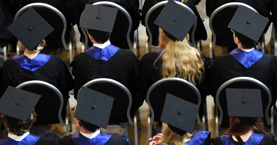 1.out.2014 - Estudantes participam da cerimônia de graduação na Escola de Administração de Hamburgo, na Alemanha