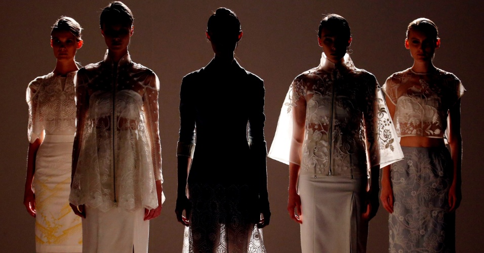 1.out.2014 - Modelos exibem modelos do estilista Rahul Mishra, durante desfile na Semana da Moda de Paris, na França