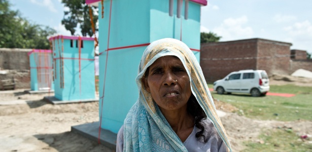 Indiana em frente a um banheiro recém-inaugurado por uma ONG internacional - Prakash Singh/AFP