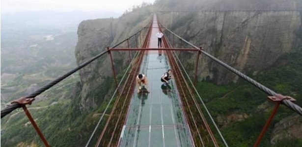 Ponte de vidro construída na China tem 300 metros e está a 180 metros de altura - CEN