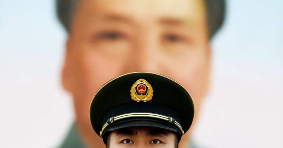 1.out.2014 - Soldado chinês monta guarda perto do retrato do líder comunista Mao Tsé-Tung, na praça Tiananmen, em Pequim