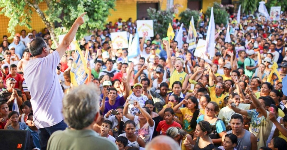 1º.out.2014 - O candidato ao Senado do Amazonas Omar Aziz (PSD-AM) participa de comício no Amazonas