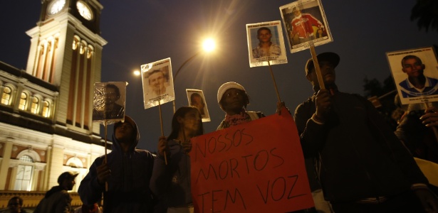 Ato na região central de São Paulo lembra presos mortos há 22 anos - Marlene Bergamo/Folhapress
