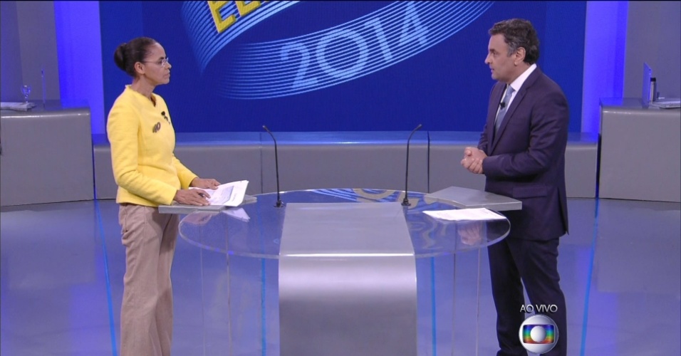 2.out.2014 - O candidato à Presidência Aécio Neves (PSDB) pergunta à candidata Marina Silva (PSB), em debate eleitoral promovido pela TV Globo, no Rio de Janeiro
