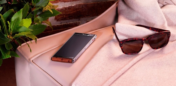 Smartphone Aster, da Vertu, tem versão com corpo em couro de avestruz - Divulgação