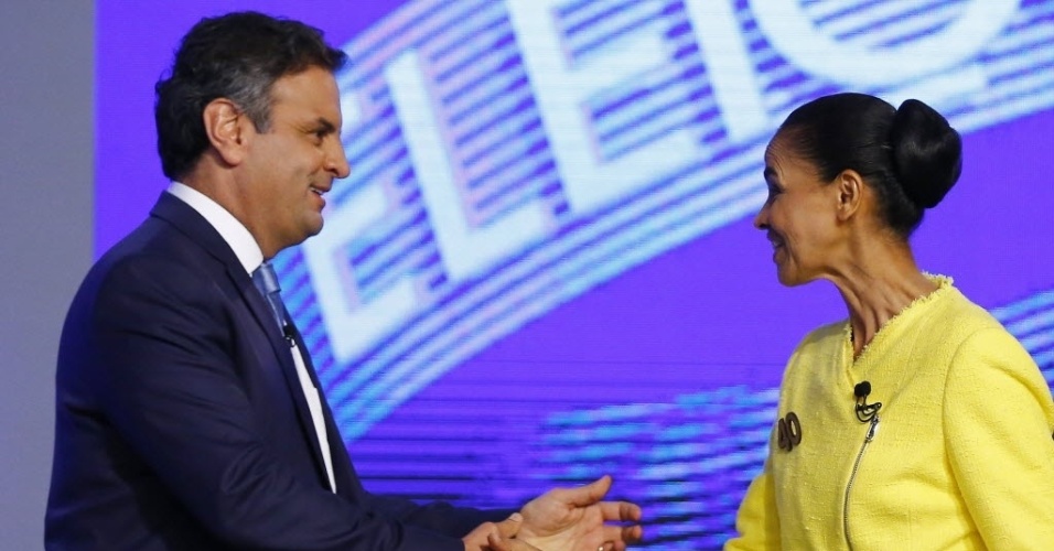 2.out.2014 - O candidato à Presidência Aécio Neves (PSDB) cumprimenta a candidata Marina Silva (PSB) nos bastidores do debate promovido pela TV Globo, nesta quinta-feira