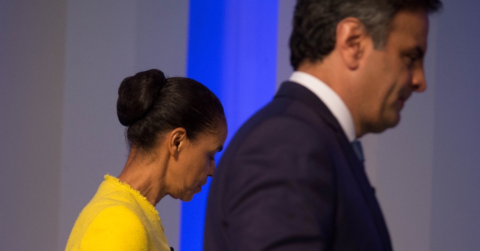 2.out.2014 - O candidato à Presidência Aécio Neves (PSDB) e a candidata Marina Silva (PSB) nos durante debate promovido pela TV Globo, nesta quinta-feira