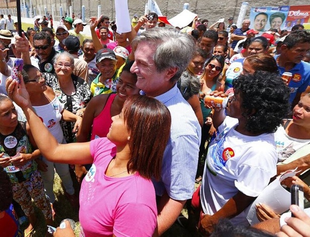 2.out.2014 - O candidato do PTB ao Senado por Alagoas, Fernando Collor, faz caminhada e selfies com apoiadores no município de Pão de Açúcar