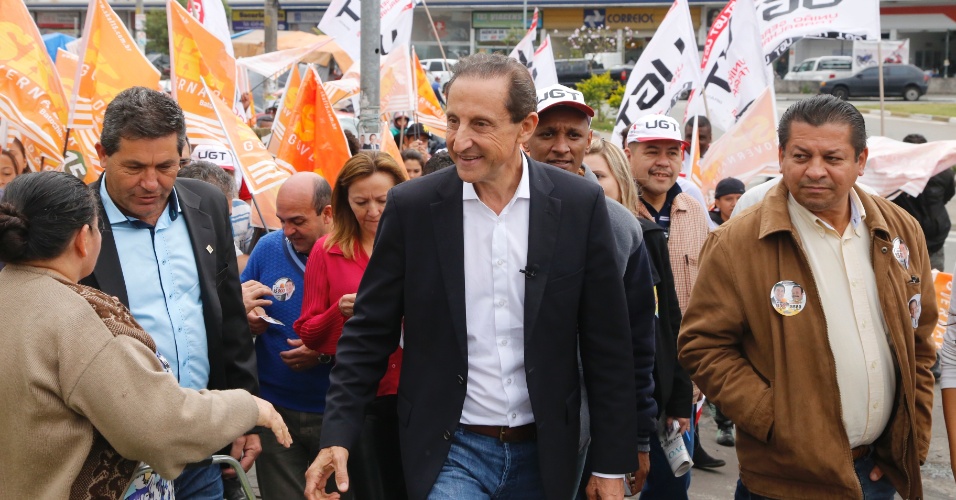 3.out.2014 - O candidato do PMDB a governador de São Paulo, Paulo Skaf, participa de caminhada em Embu das Artes, na Grande São Paulo