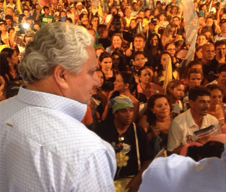 3.out.2014 - O deputado federal Vilmar Rocha (PSD), candidato ao Senado por Goiás, participou de comício em Rio Verde (GO) nesta quinta-feira (2)