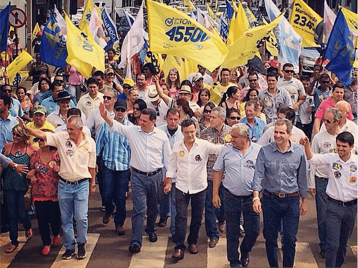 3.out.2014 - O governador Marconi Perillo (PSDB), candidato à reeleição, fez caminhada em Jataí com correligionários