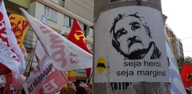 ´Pepe Mujica´ se mistura a bandeiras do PT em caminhada em Porto Alegre - Leandro Prazeres/UOL