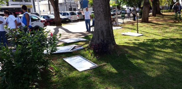 Cavaletes derrubados durante ato de Marina - Guilherme Balza/UOL