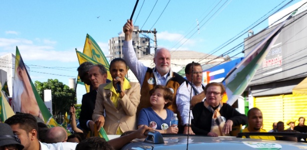 No carro aberto, Marina esteve acompanha de Walter Feldman (à esquerda de Marina) e Luiza Erundina (à direita); também esteve presidente Ricardo Young (PPS), no centro.