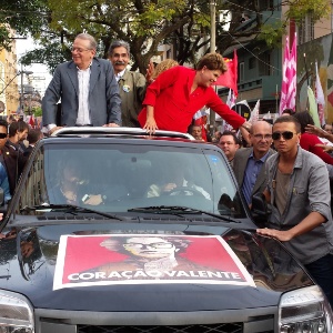 Dilma participa de uma caminhada no centro de Porto Alegre, seu berço político