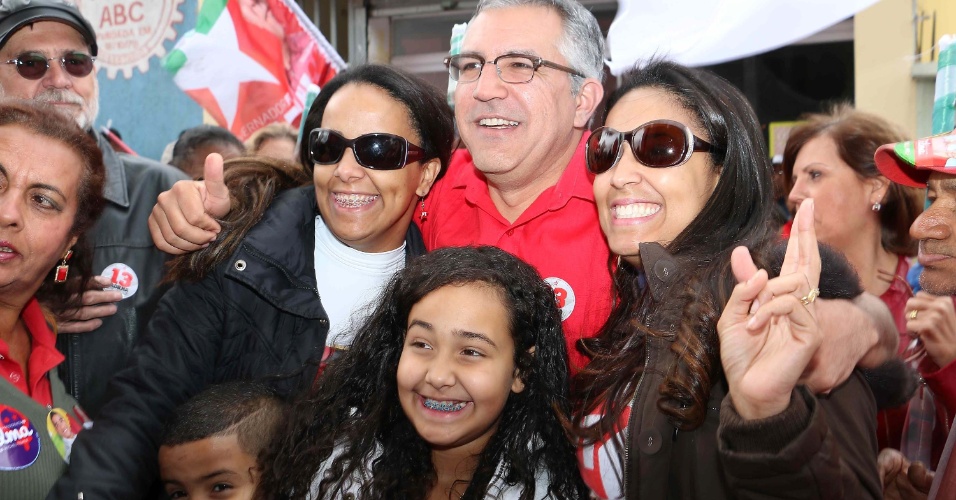 4.out.2014 - Candidato ao Governo de São Paulo pelo PT, Alexandre Padilha faz caminhada com militantes no centro da cidade de São Bernardo do Campo, SP, na manhã deste sábado (4). A concentração foi no Sindicato dos Metalúrgicos, às 10h