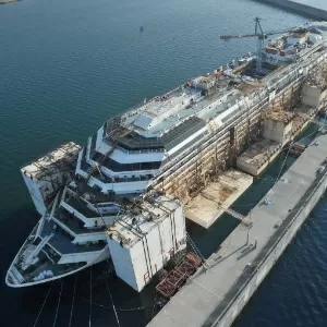 A sinistra última viagem do Costa Concordia filmada por um drone - Giz  Brasil