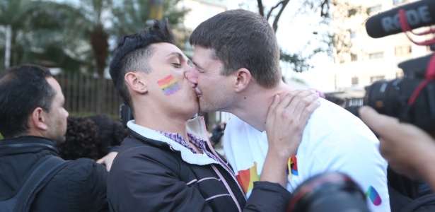 Manifestantes que defendem os direitos LGBT (lésbicas, gays, bissexuais e transgêneros) promovem beijaço em frente à casa de Levy Fidelix, candidato à presidência da República pelo PRTB