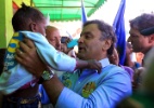 Aécio Neves ergue criança durante campanha em MG - Bruno Magalhães/Divulgação/Campanha Aécio Neves