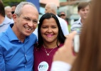 Candidato ao governo do ES pelo PMDB, Paulo Hartung posa para foto com eleitora - Divulgação