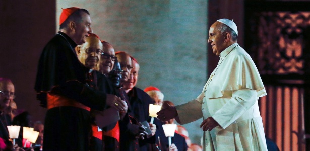 Papa Francisco cumprimenta cardeais após a abertura do Sínodo da Família, no último dia 4 - Tony Gentile/Reuters