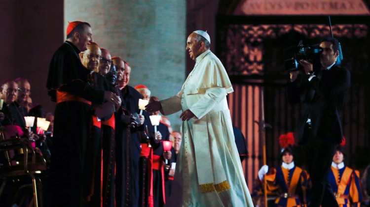 4.out.2014 - Papa Francisco conversa com cardeais após a abertura do sínodo da família na praça de São Pedro, no Vaticano 4.out.2014 - Papa Francisco conversa com cardeais após a abertura do sínodo da família na praça de São Pedro, no Vaticano