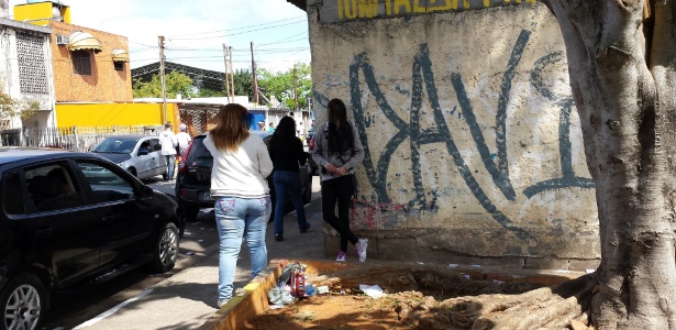 Garotas fazem boca-de-urna na rua Azor Silva, na Vila Fachini, zona sul de São Paulo, em frente à escola estadual Arthur Wolff Netto