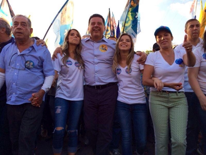 4.out.2014 - Marconi Perillo, candidato ao governo de Goiás pelo PSDB, fez caminhada ao lado das filhas pelas ruas do município de Trindade, neste sábado (4). Segundo pesquisa Ibope, divulgada hoje, Perillo tem 47% das intenções de votos válidos e lidera a disputa em Goias